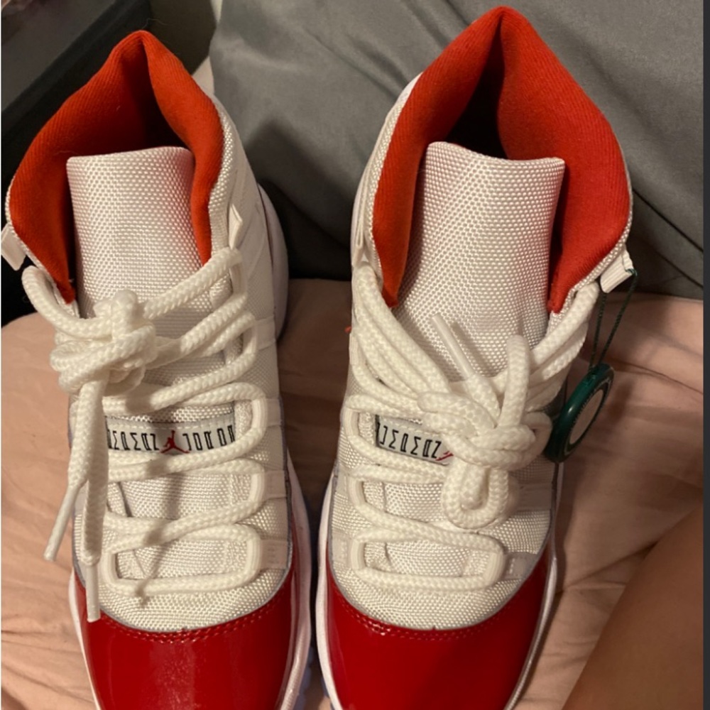 never worn - Picture 2 of 3